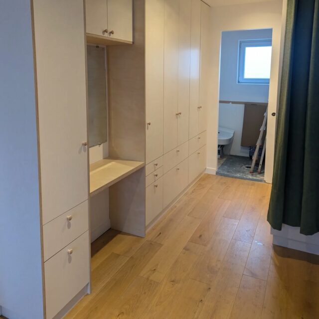 Dressing sur mesure. 
Façades en contreplaqué bouleau teinté blanc SanDesign Color 
Montreuil 93100
Janvier 2025