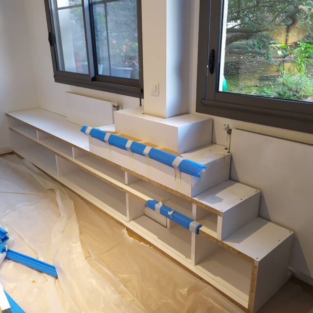En cours d'installation / Work in Progress
Meuble TV et escalier d'accès à une terrasse par la fenêtre
Pose des marches et placage des chants demain ! 
A suivre 
#mobilier #meuble #surmesure #menuisier #bois #travaildubois
#wip