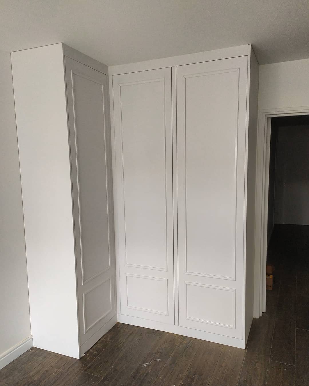 Dressing d'angle sur mesure.
Façades MDF peintes en "acrylique-laque"
Juillet 2021
#dressing #dressingsurmesure #menuiserie #agencement #ebeniste #menuisier #agencementsurmesure #meublesurmesure #surmesure #artisan #artisanat #artisanatfrancais #artisanparis #faitmain #agencementinterieur #travaildubois #meuble #mobilier #bois #woodworking #handmade
