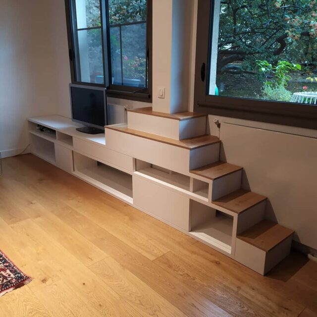 Réalisation finie ! 
Meuble TV/Escalier pour accéder à un jardin par la fenêtre
Meuble dessiné par @vilaca.thomas
#meublesurmesure #agencement #surmesure #menuiserie #menuisier #ebenisterie #bois #escalier #architecturedinterieur