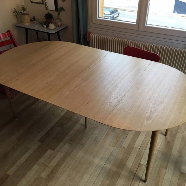 Restauration d'une table 
Re-Placage et vernis du plateau complet chêne 
Ponçage et vernis des pieds et structure
Création d'une rallonge et d'un pied supplémentaires
Mai 2019
#ebenisterie #restaurationmeuble #mobilier #faitmain #artisanat
#chêne #bois