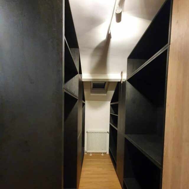 Dressing sur mesure sous pente
Ajustements sur place
Travail en cours, manquent quelques détails 
#surmesure #menuiserie #menuiseriesurmesure #dressing #architecturedinterieur #travaildubois #woodworking