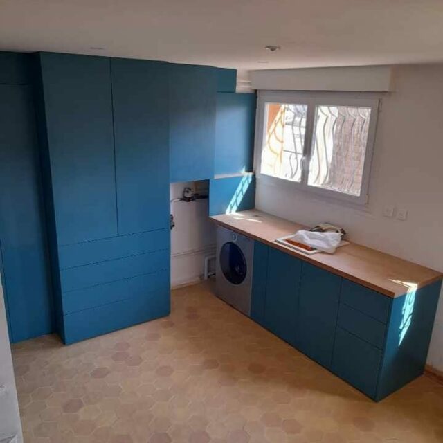 Dressing rangements et plan de travail en mélaminé bleu-vert Egger 
#agencement #menuiserie #menuisier #surmesure #faitmain #artisanat #artisanatfrancais #travaildubois #woodworking