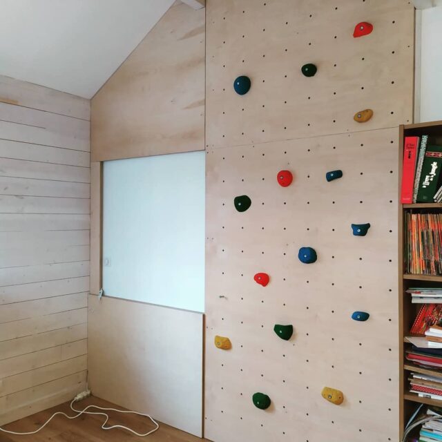 Mur d'escalade, tête de lit et habillage mural en contreplaqué bouleau. 
Octobre 2020
Réalisation pour une chambre d'enfant 
#menuiserie #surmesure #menuiseriesurmesure #agencement #agencementinterieur #escalade #murdescalade