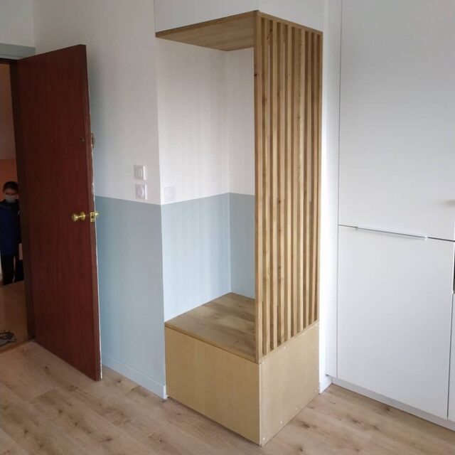 Agencement sur mesure en mélaminé blanc et MDF prêt à peindre par la cliente dans la même couleur que le mur. 
Claustra et banquette en chêne massif
#menuiserie #menuisier #ebeniste #surmesure #agencement #travaildubois #artisanat #faitmain