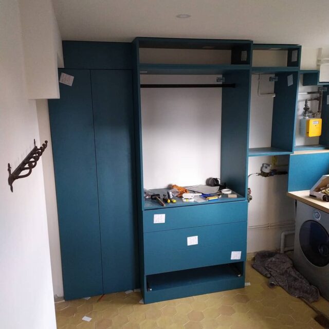 Fabrication et installation d'un dressing, rangements et plan de travail sur mesure en mélaminé bleu-vert et chêne massif 
Travail en cours 
#menuiserie #menuisier #ebenisterie #ebeniste #surmesure #artisanat #artisanatfrancais #faitmain #agencement