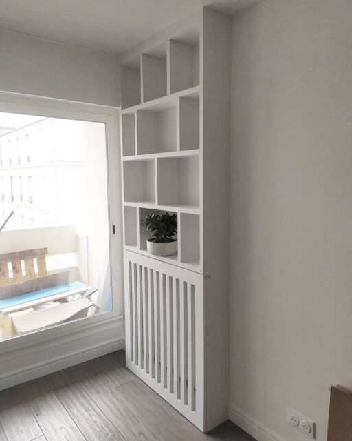 Bibliothèque sur mesure en MDF peint en acrylique-laque.
Claustra cache-radiateur en partie basse. 
Fait partie d'un projet d'aménagement complet d'un appartement, plus de photos à suivre dans les prochaines semaines. 
En  collaboration avec @mycelium_agencement
#ebenisterie #bibliotheque #menuiserie #agencement #ebeniste #menuisier #agencementsurmesure #meublesurmesure #surmesure #artisan #artisanat #artisanatfrancais #artisanparis #faitmain #agencementinterieur #travaildubois #meuble #mobilier #bois #woodworking #handmade